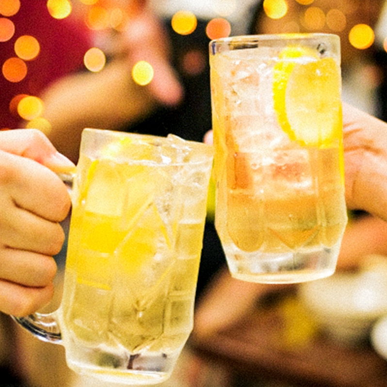 ハイボールで乾杯している写真